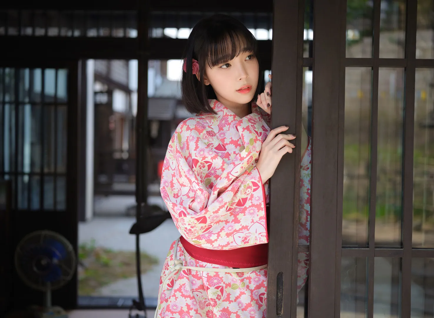 姜仁卿 Kang Inkyung 身穿粉色花纹服饰搭配短发刘海靠近室内门框