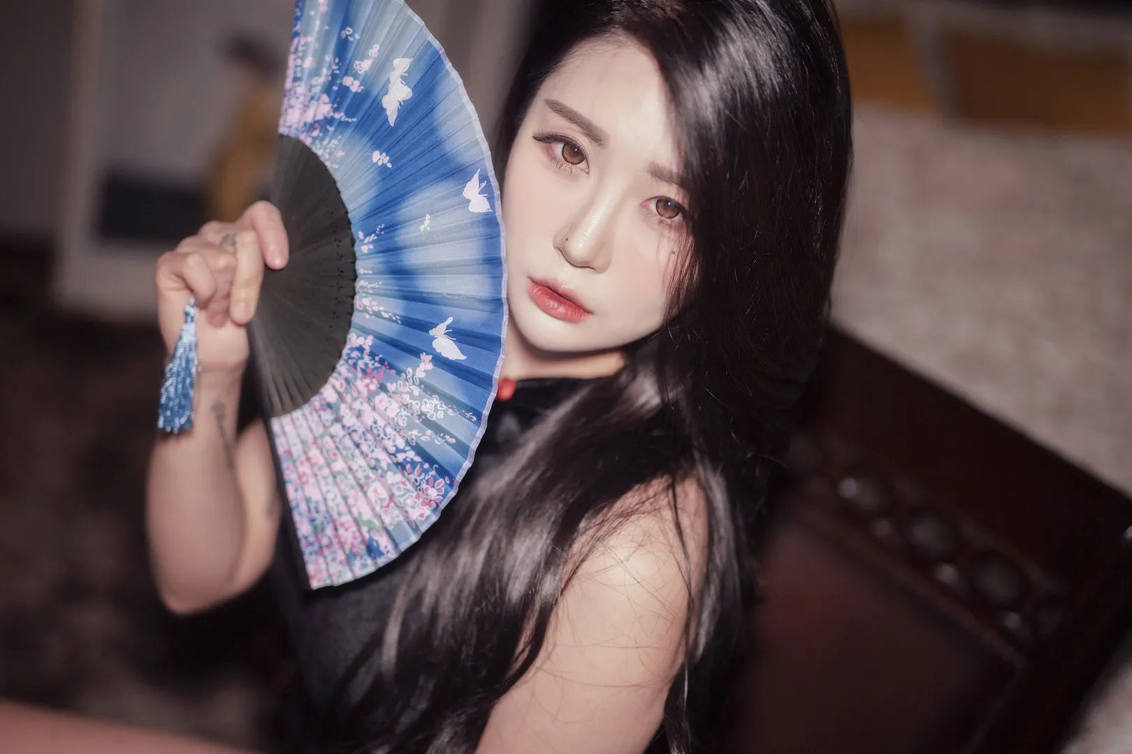 Bomi(보미)黑色长发搭配蓝色折扇的造型摄影