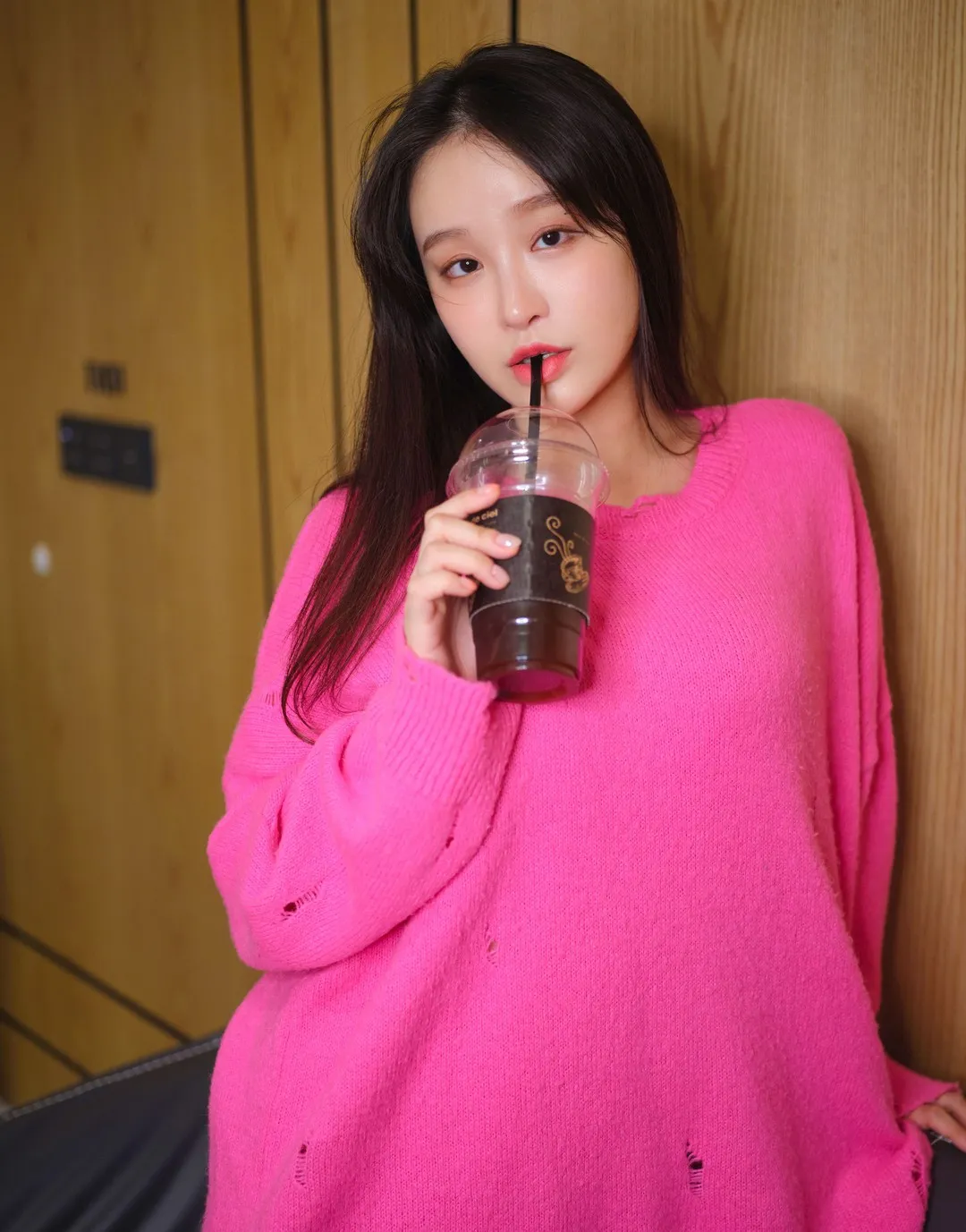 Leesnoww이설身穿粉色针织服装手持饮品的室内造型照片