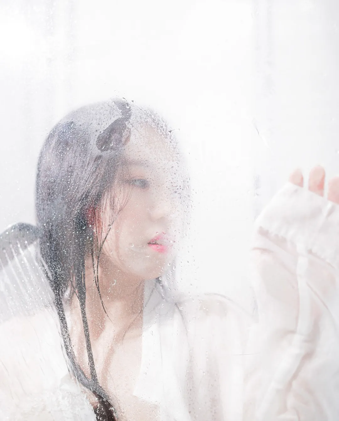 Dami(퀸다미)白色服装造型与湿润发丝视觉照片