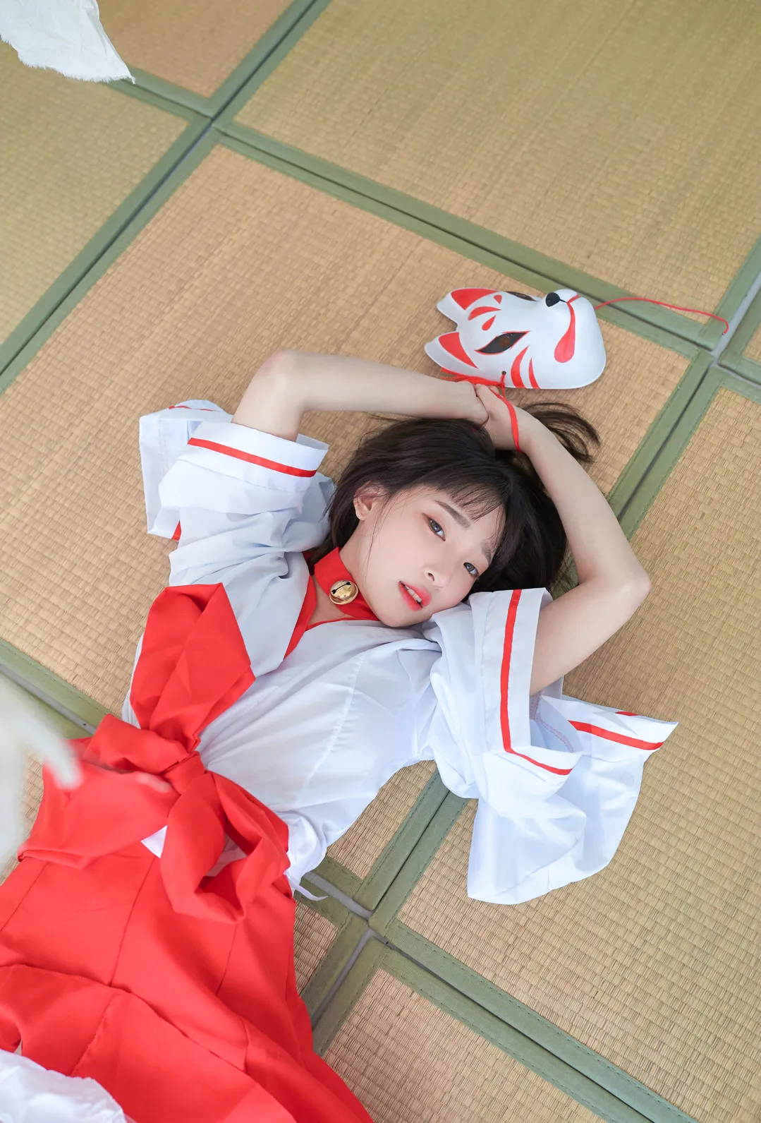 姜仁卿 Kang Inkyung 穿红白角色服装躺在榻榻米空间中