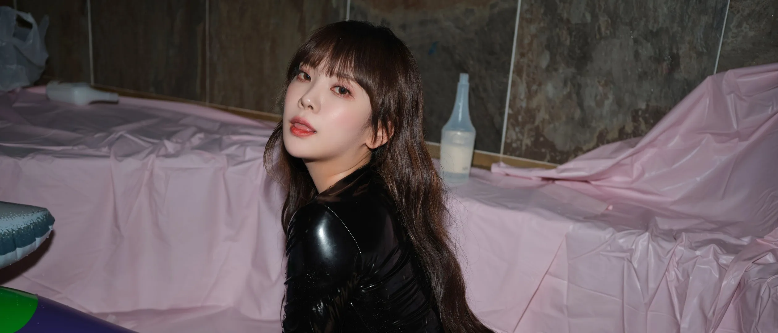 Dami(퀸다미)黑色服装侧身姿态摄影画面