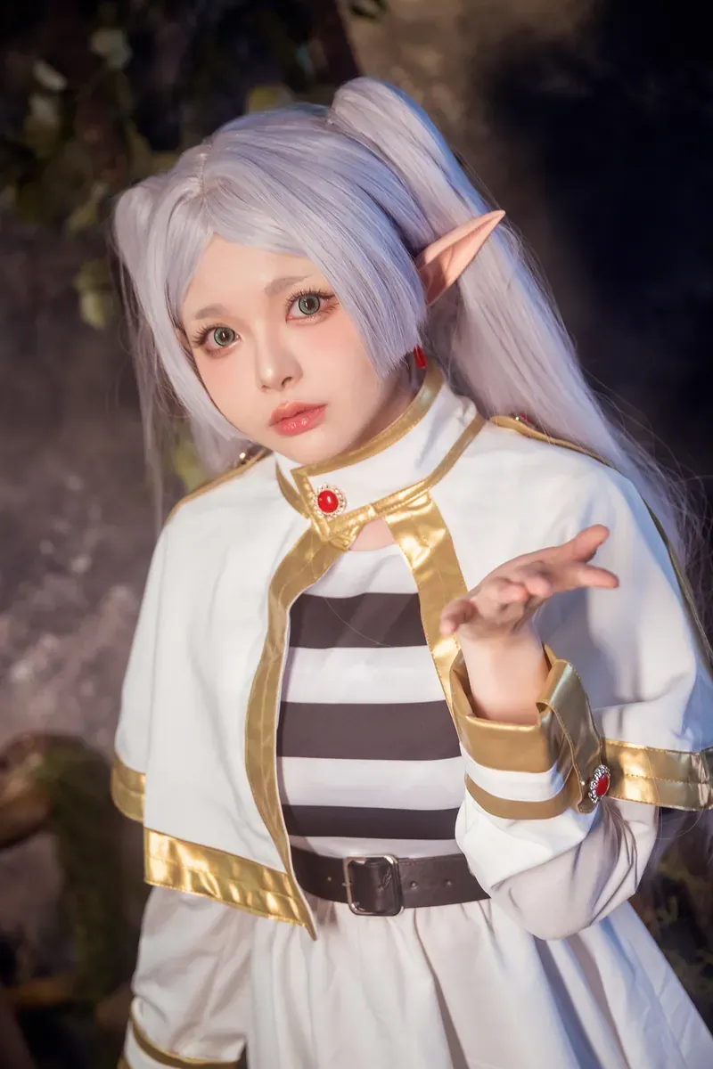 Hachi小芭银白长发幻想角色COS作品