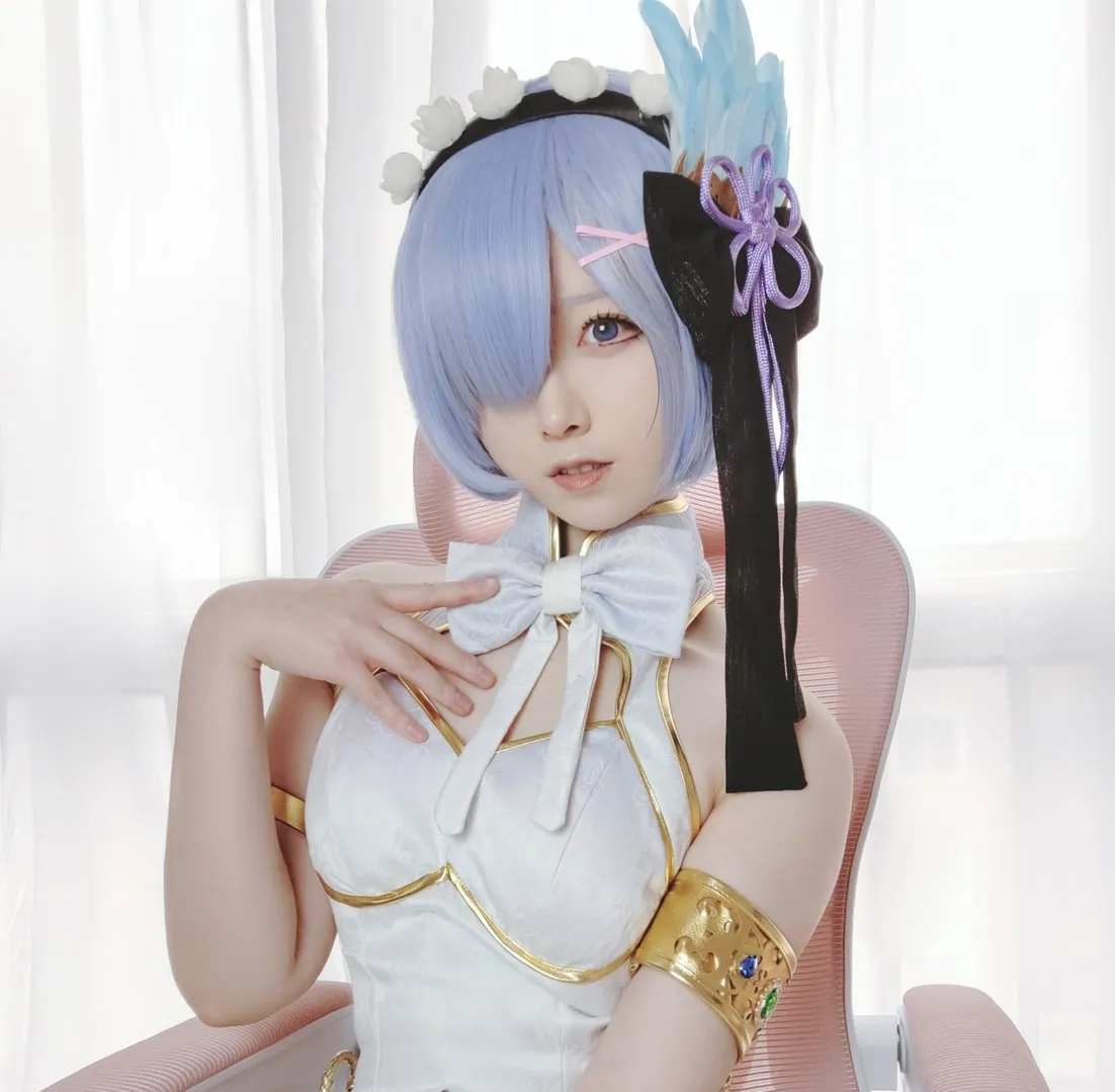 Asagiriai(愛ちゃん)蓝色短发白色服装角色Cosplay写真