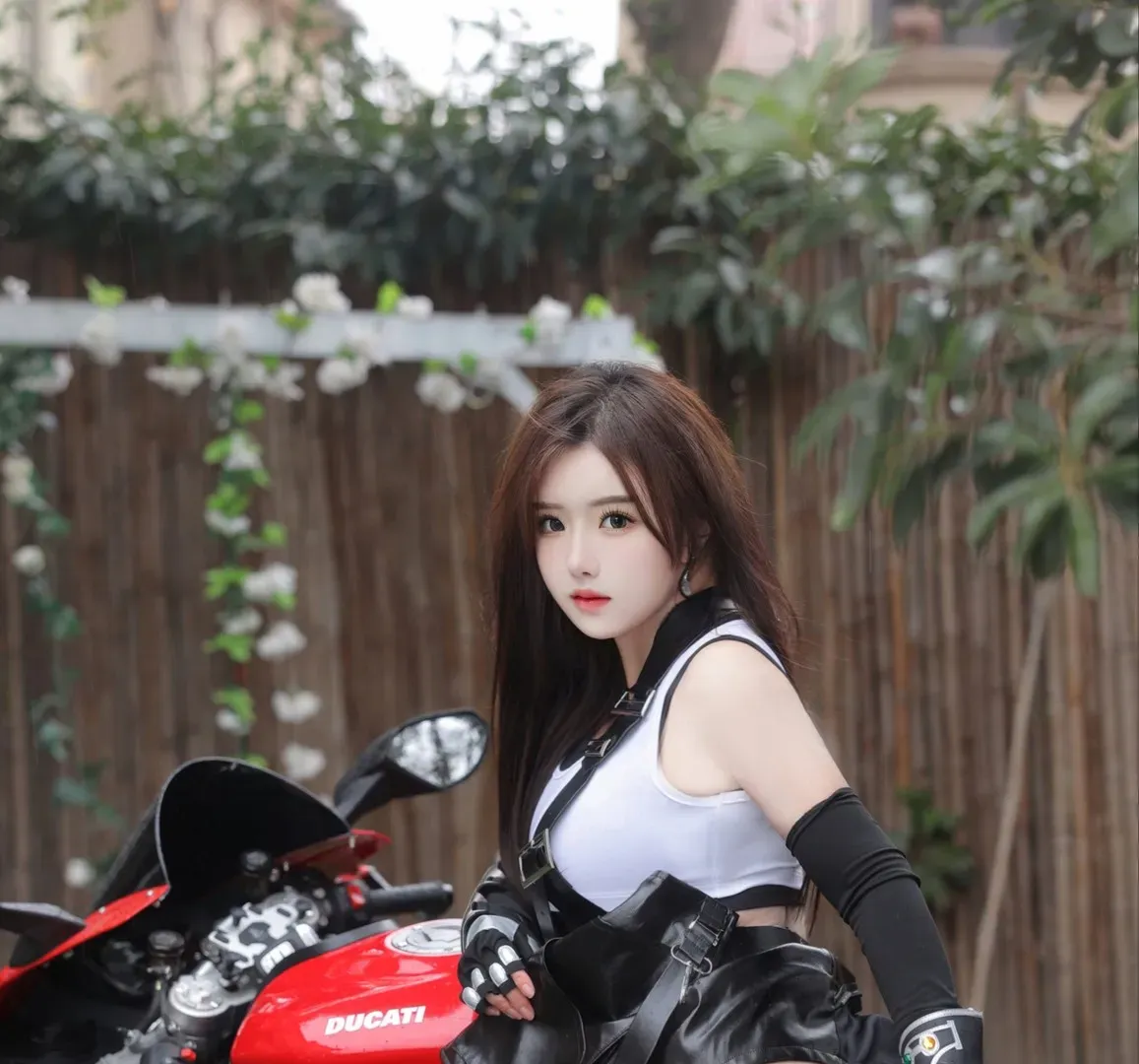 小薯条nienie黑白服装与摩托车场景造型