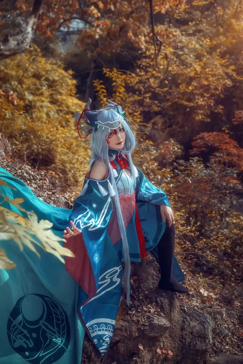Sunnyvier蓝色幻想角色服装在户外环境中的COS照片