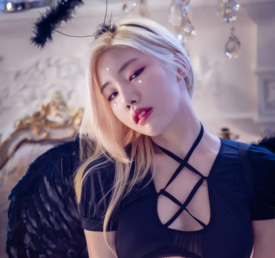 Yebin(전예빈)黑色服装室内镜头写真
