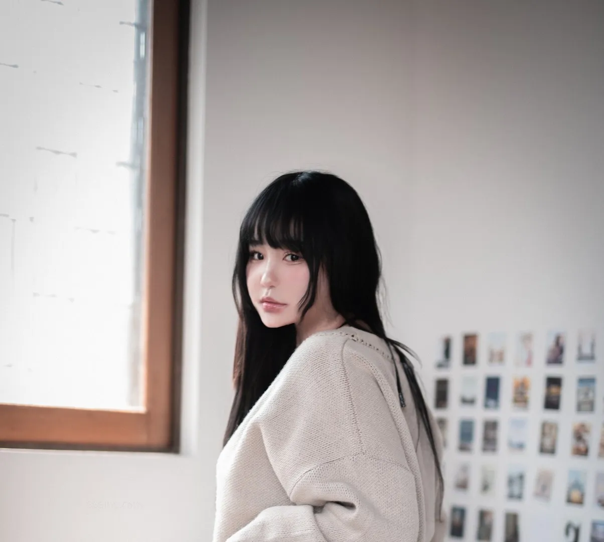 BoyeonJeon(전보연)黑色长发搭配浅色针织服装的室内人像照片