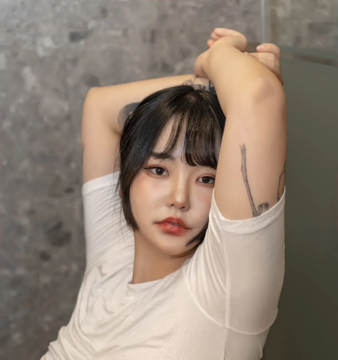 BoyeonJeon(전보연)白色上衣搭配灰色背景的室内照片
