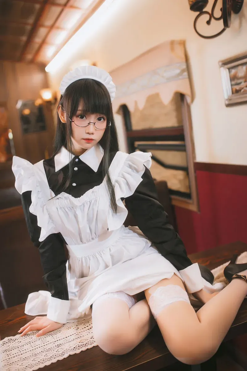 eliza喵喵黑白女仆Cosplay造型，黑色长发搭配白色头饰和女仆服装