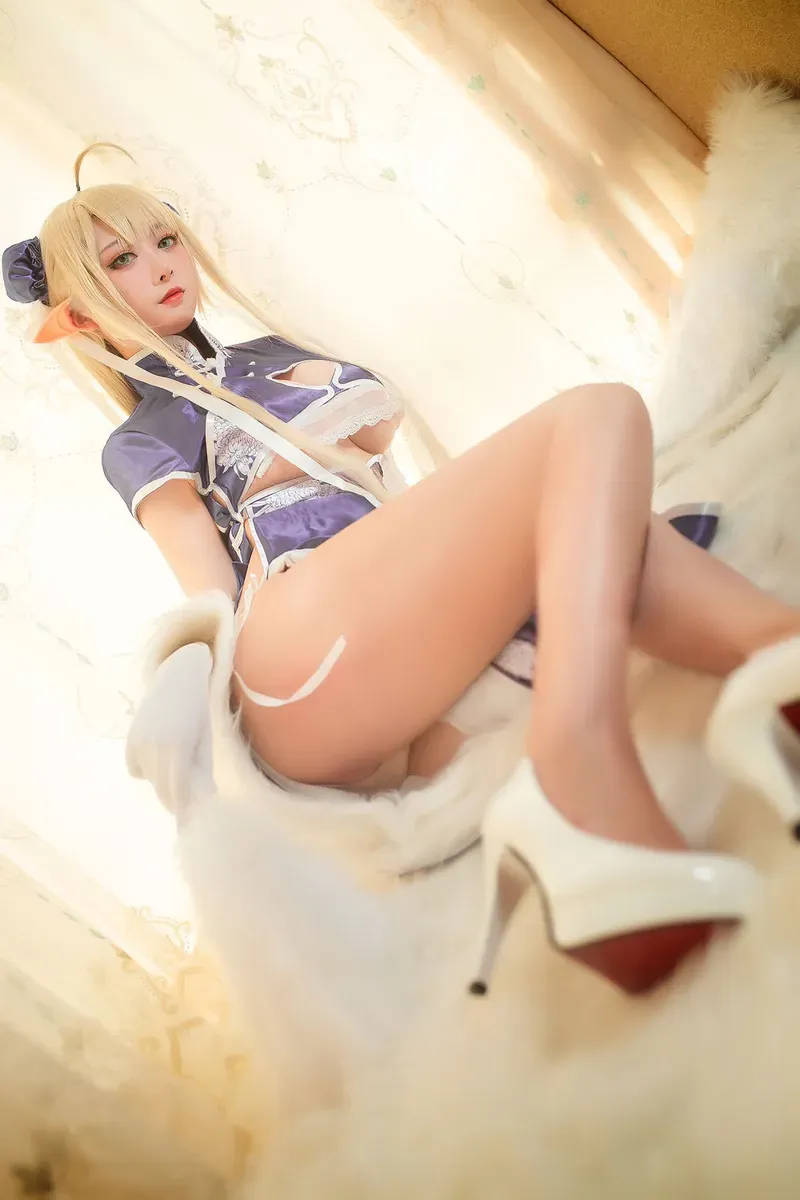 eliza喵喵幻想角色Cosplay，浅色假发和紫色服装搭配低角度镜头