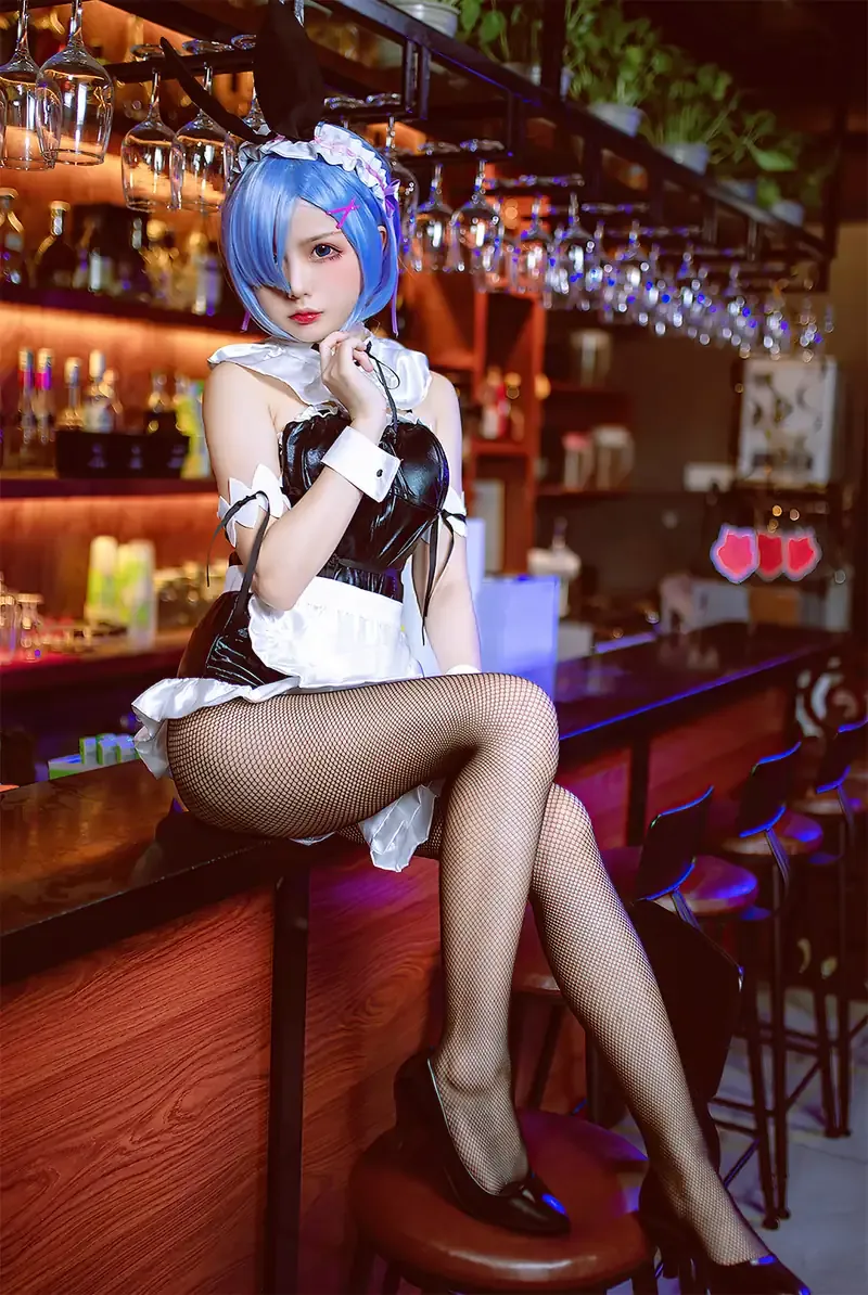 eliza喵喵蓝发角色Cosplay，黑白服装搭配酒吧背景和灯光效果