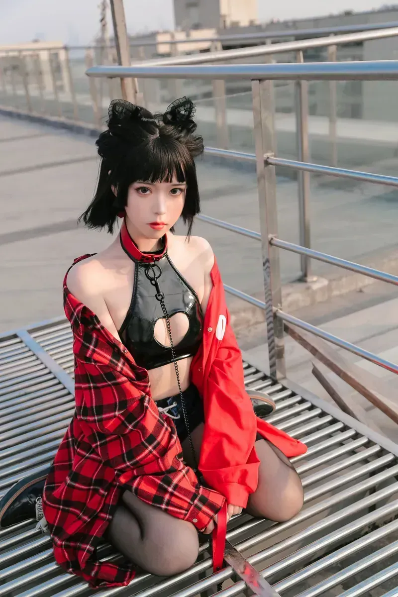 fushii_海堂红黑服装造型,户外背景与黑色短发形成对比