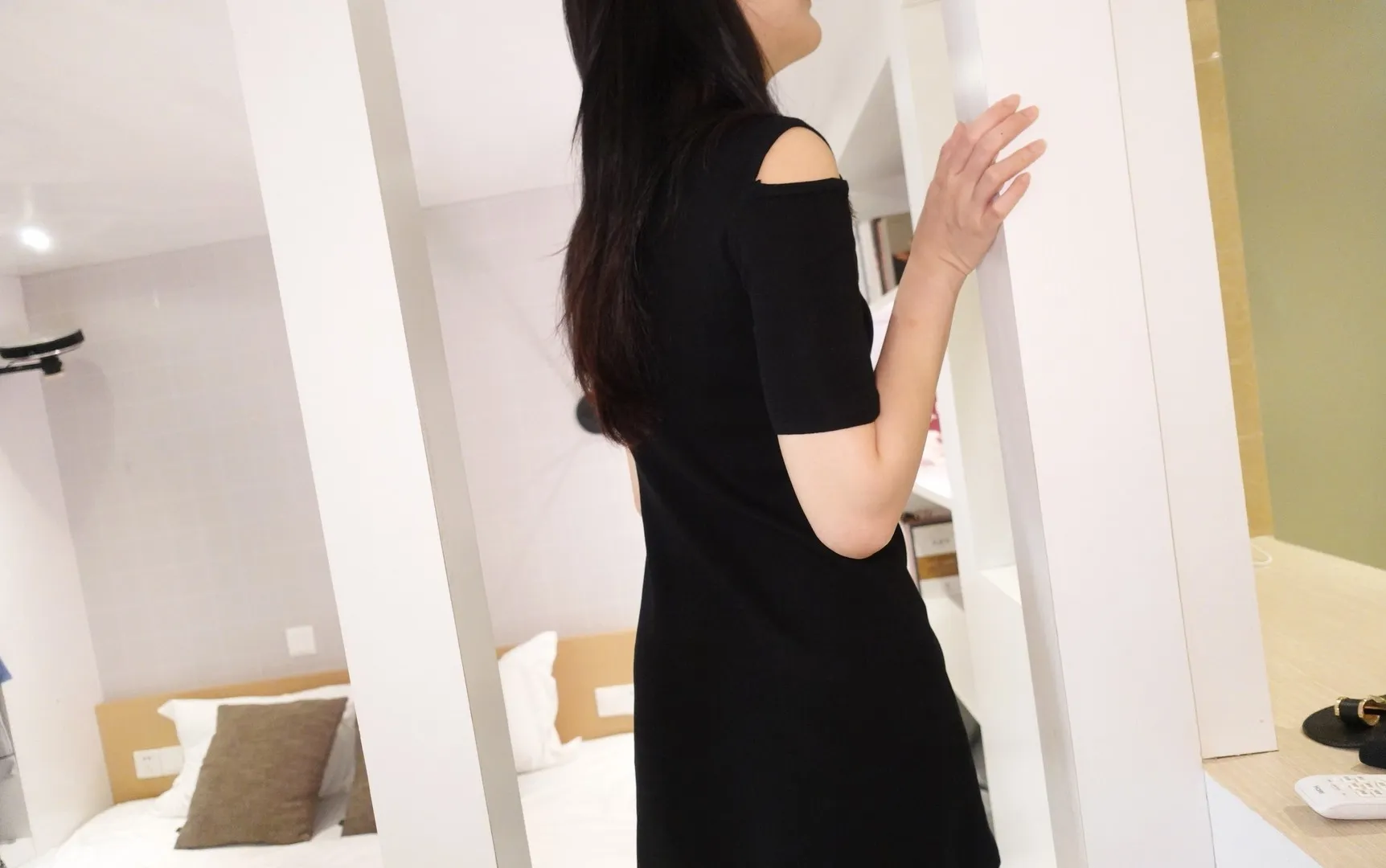miss touch 是什么?MISS TOUCH 系列作品、写真图集与公开 miss touch 黑色服饰长发室内侧身造型