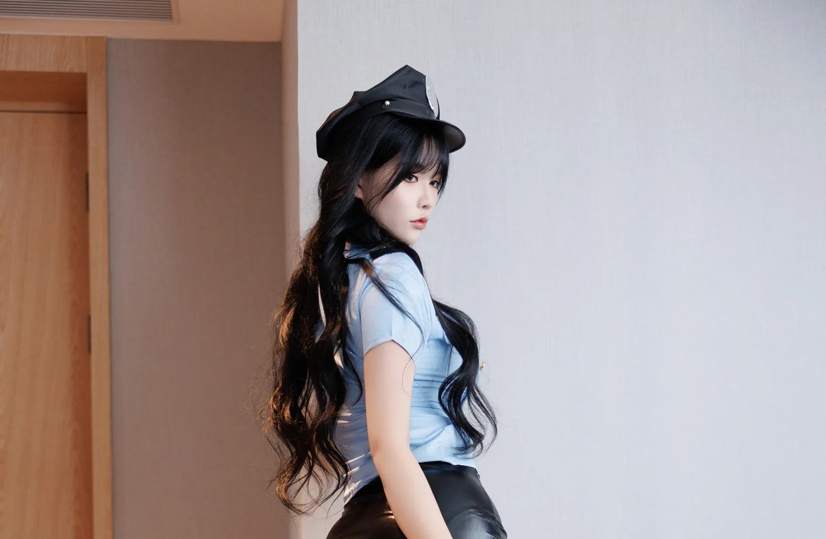 miss touch 是什么？MISS TOUCH 系列作品、写真图集与公开 miss touch 黑发帽饰室内造型