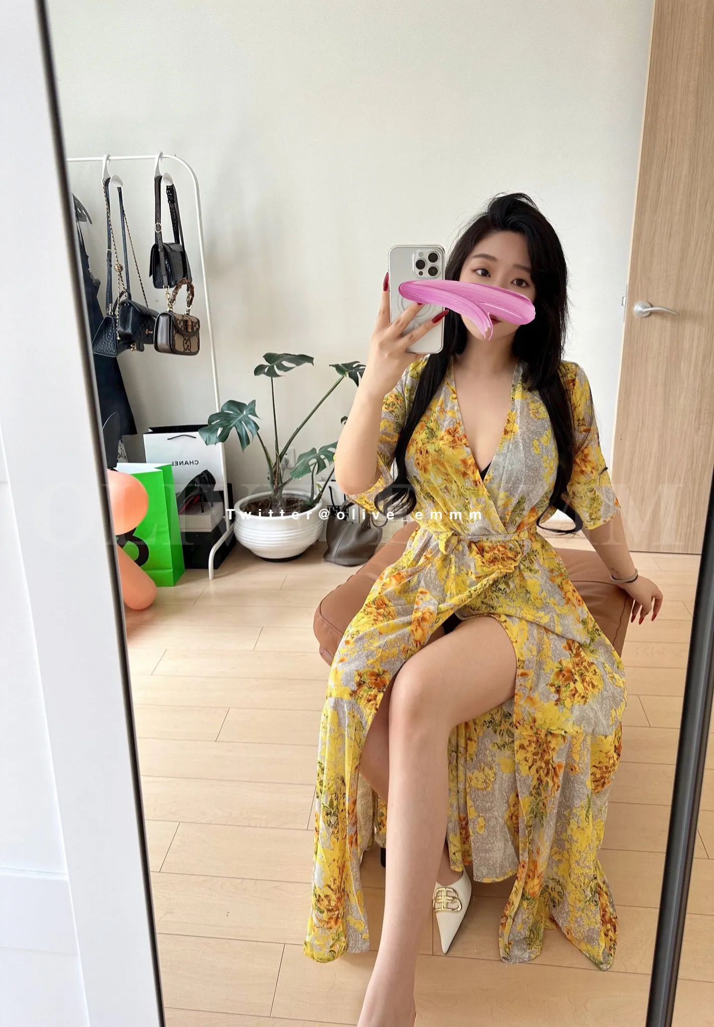 olive_emmm黄色印花裙坐姿自拍,室内场景和镜头角度