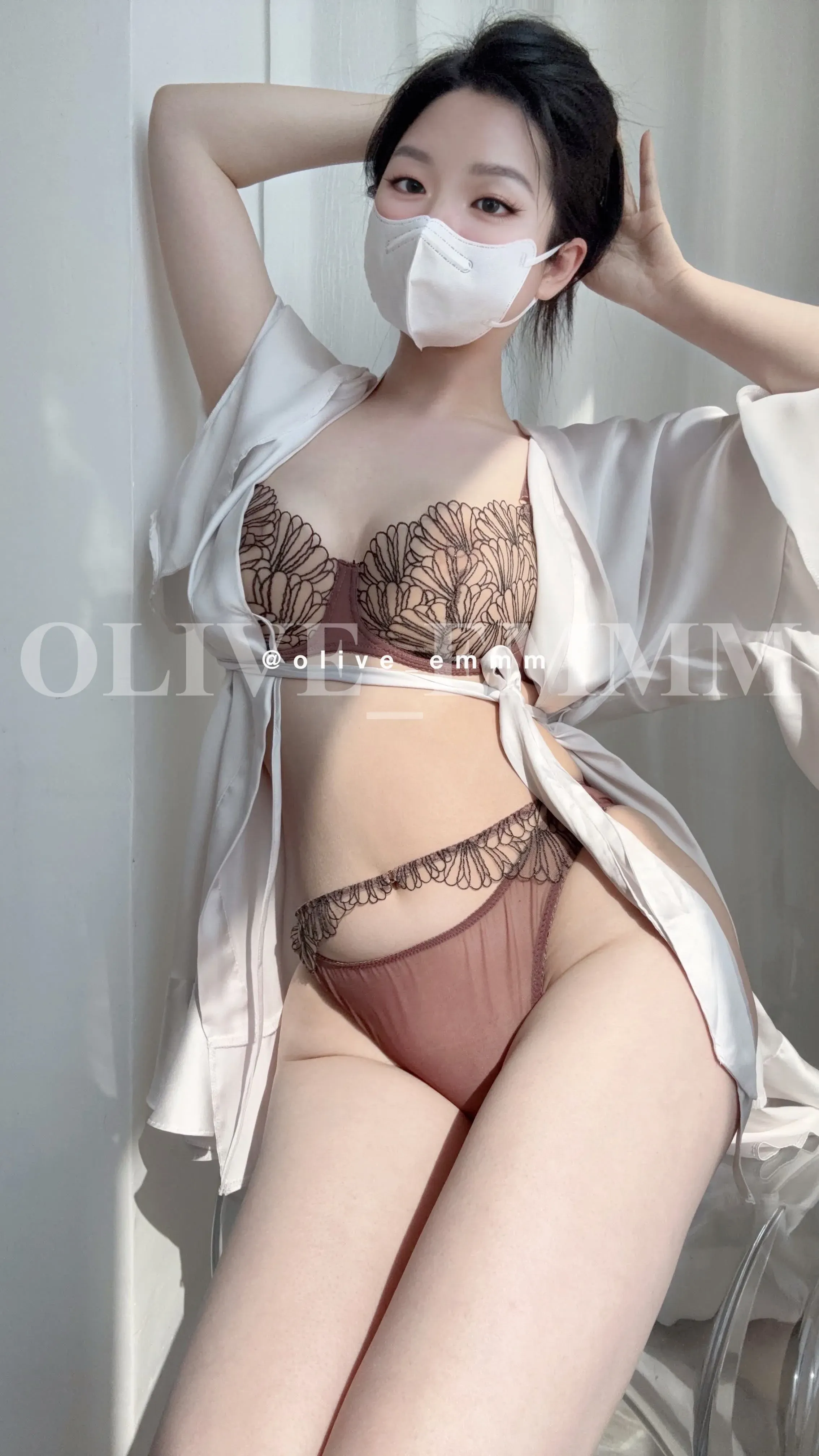 olive_emmm白色外搭造型照片,背景光线与浅色配色