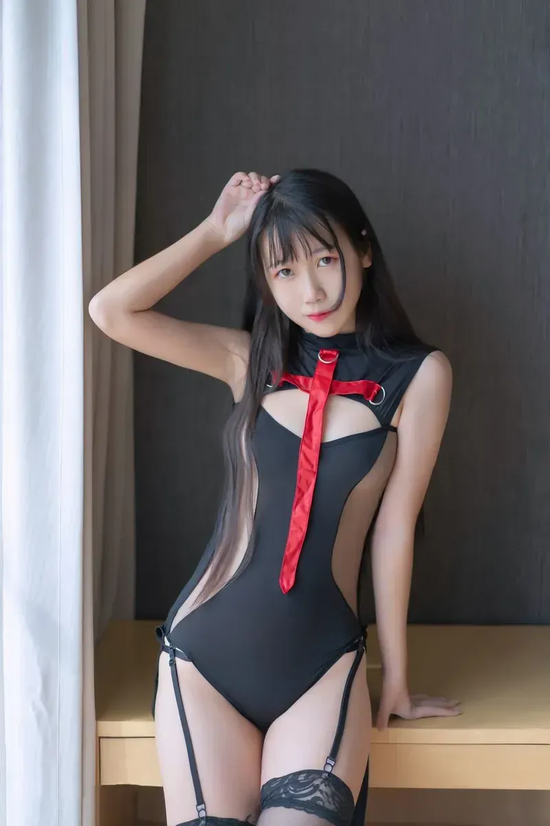 王馨瑶yanni黑色服饰搭配红色装饰的长发造型照片