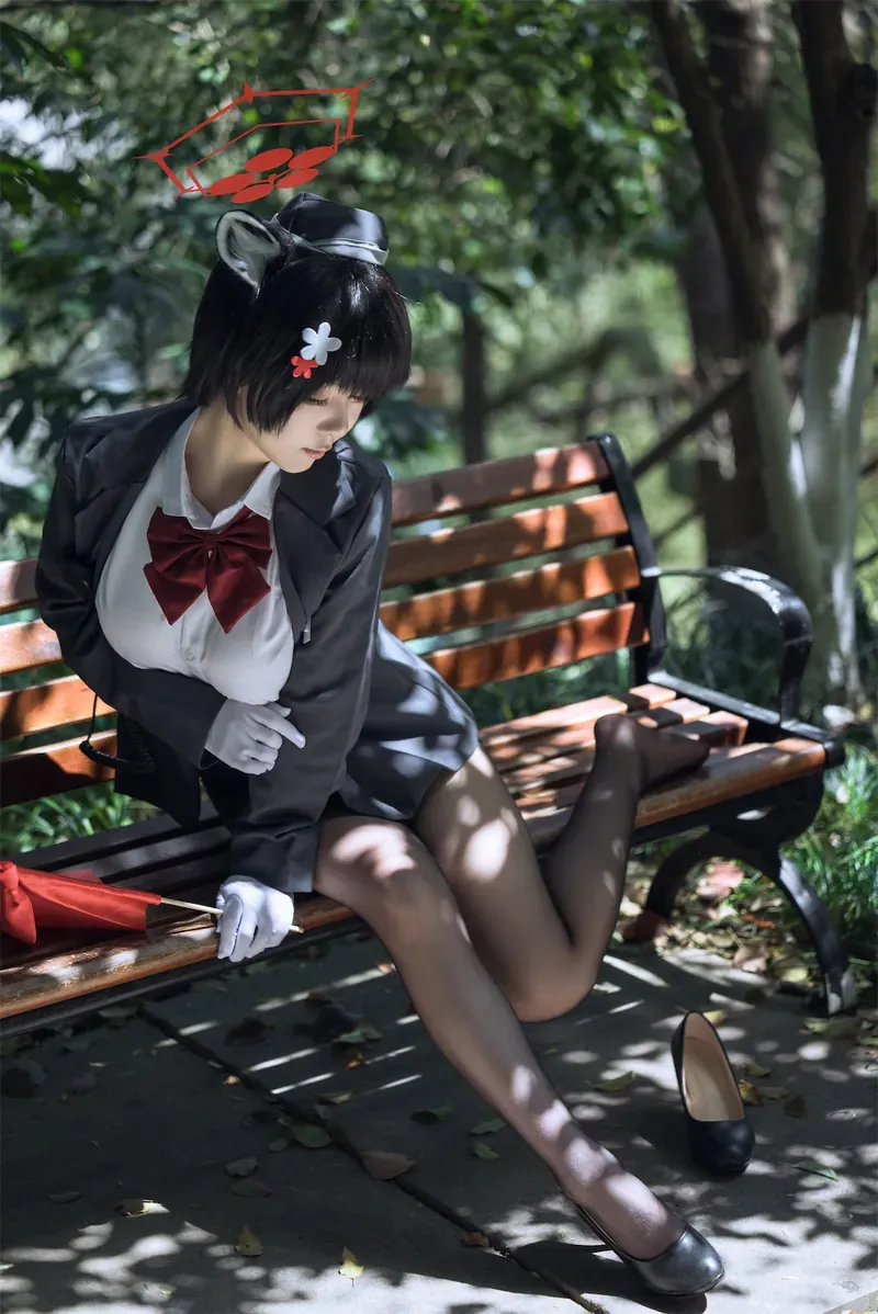 小须须_arcana制服角色坐姿与户外场景构图