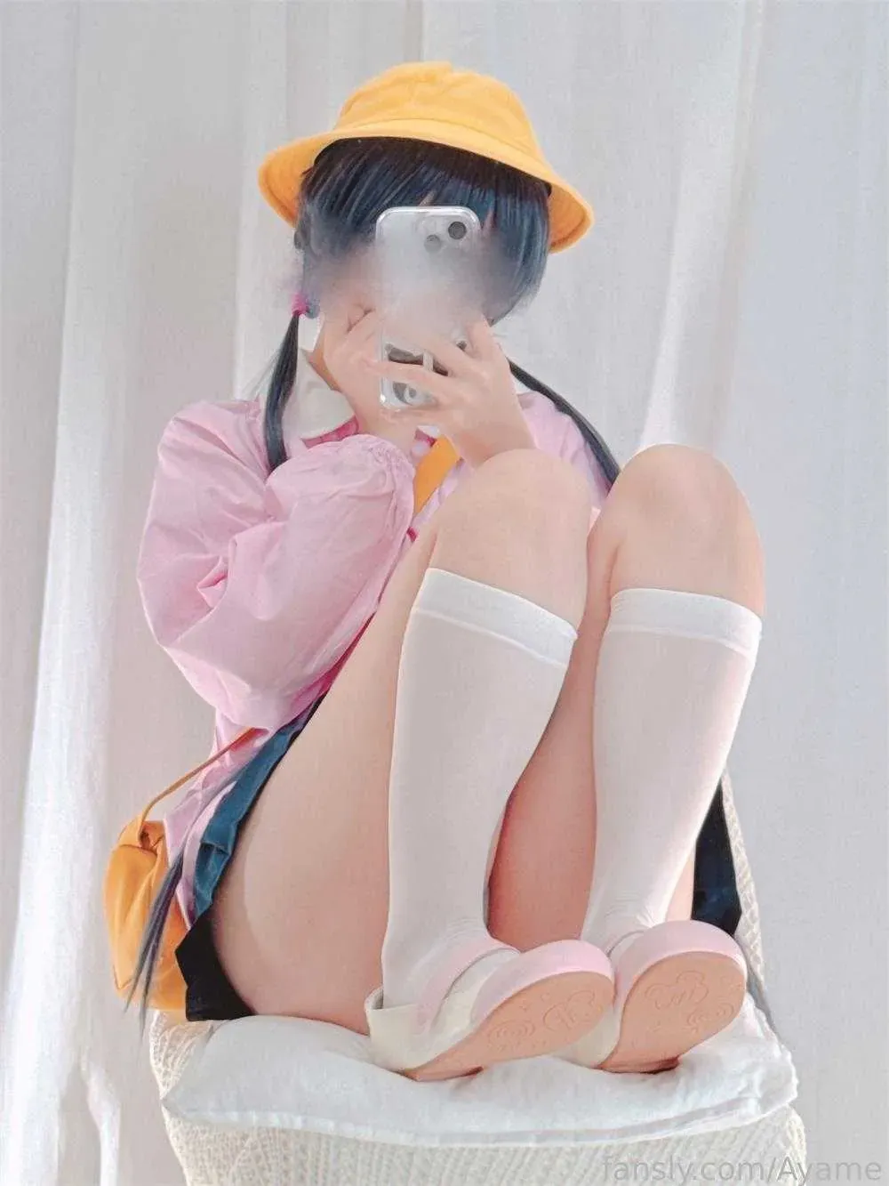 幼愛youmeko粉色服装白色背景摄影
