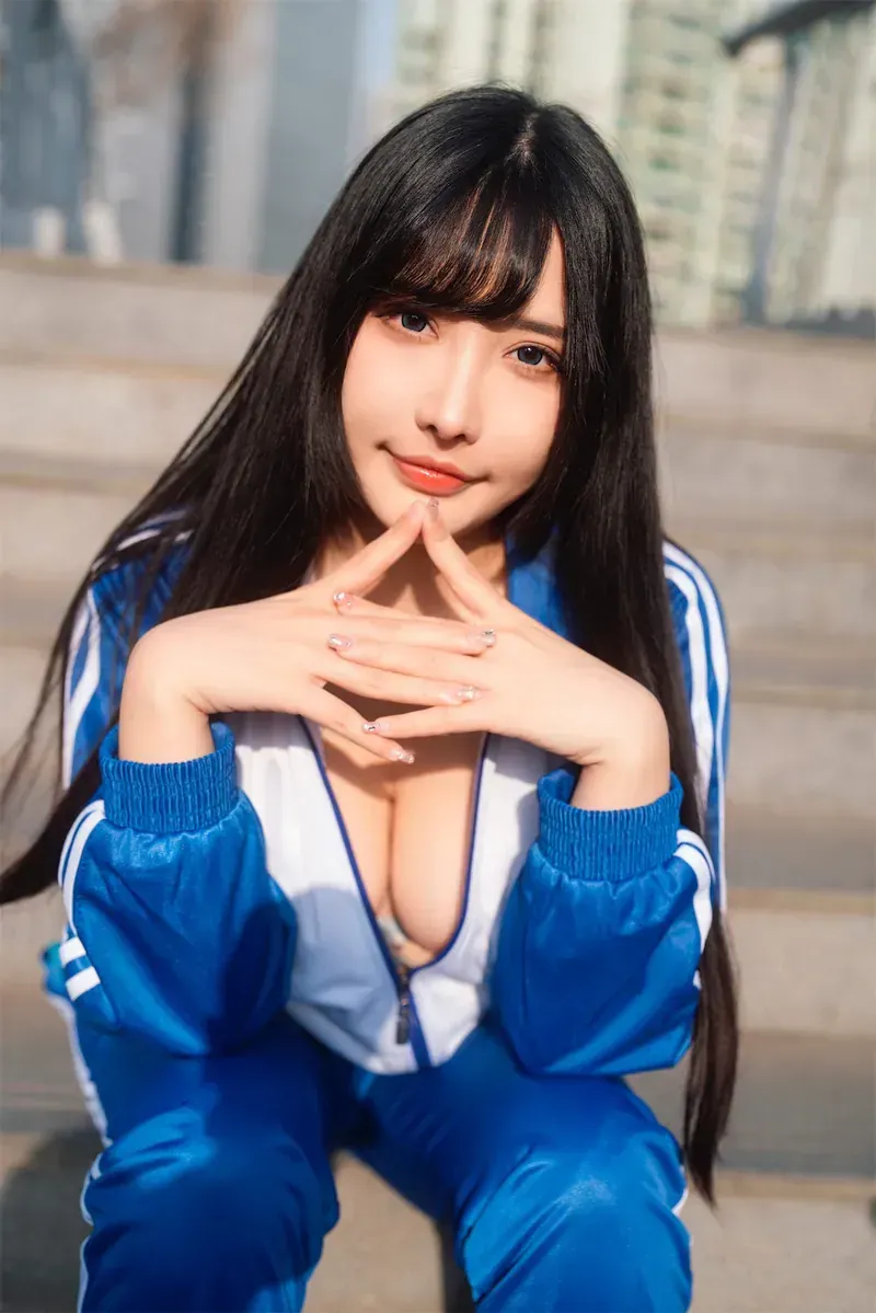 周于希sally蓝色运动服饰户外写真