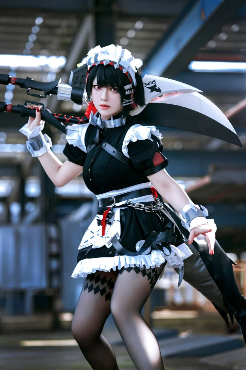 半半子 cosplay 海外Coser 半半子黑白主题Cosplay造型,短发刘海与大型武器元素形成鲜明视觉