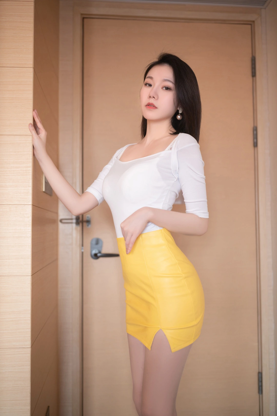 安然anran海外Coser 安然anran白色上衣黄色裙装室内造型照片