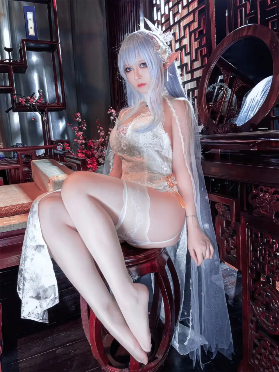 半半子 cosplay 海外Coser 粉色服装人物近景照片,展示柔和色调与室内背景