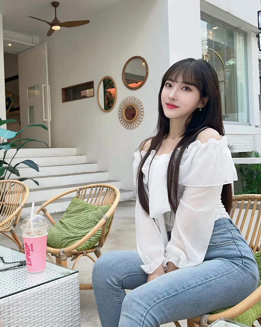 HaNari(하나리) overseas coser HaNari(하나리)白色服装造型照片，长发与刘海搭配简洁背景