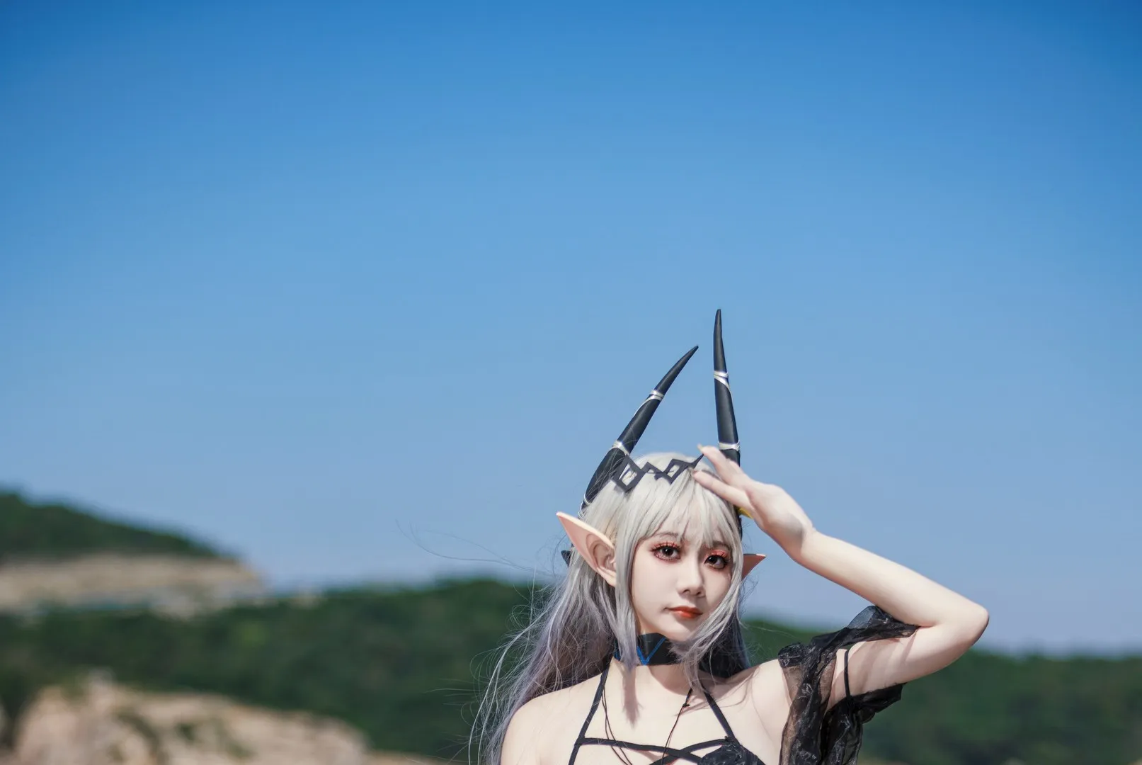阿雪雪 cosplay海外Coser 阿雪雪银白长发黑色服装cosplay造型户外照片