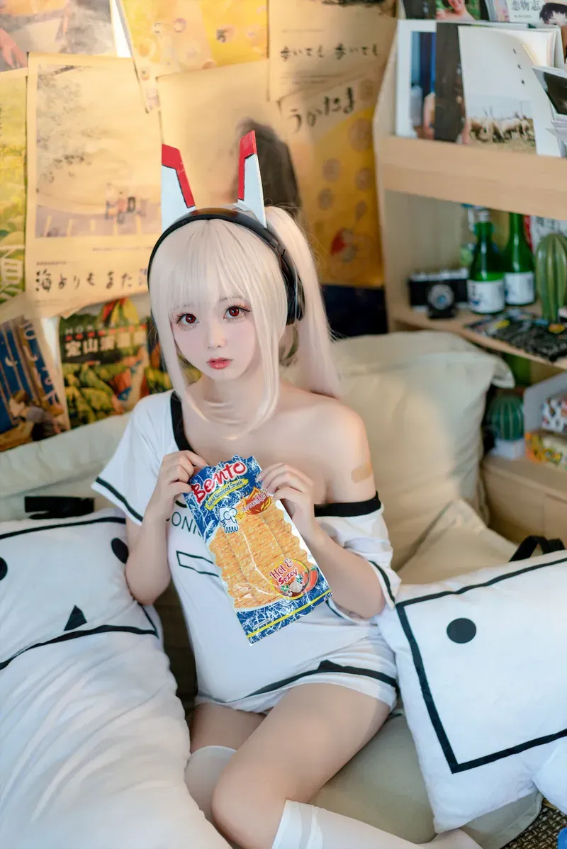 嶋葵 Japanese coser 嶋葵角色造型照片，白色假发搭配兔耳头饰和浅色服装