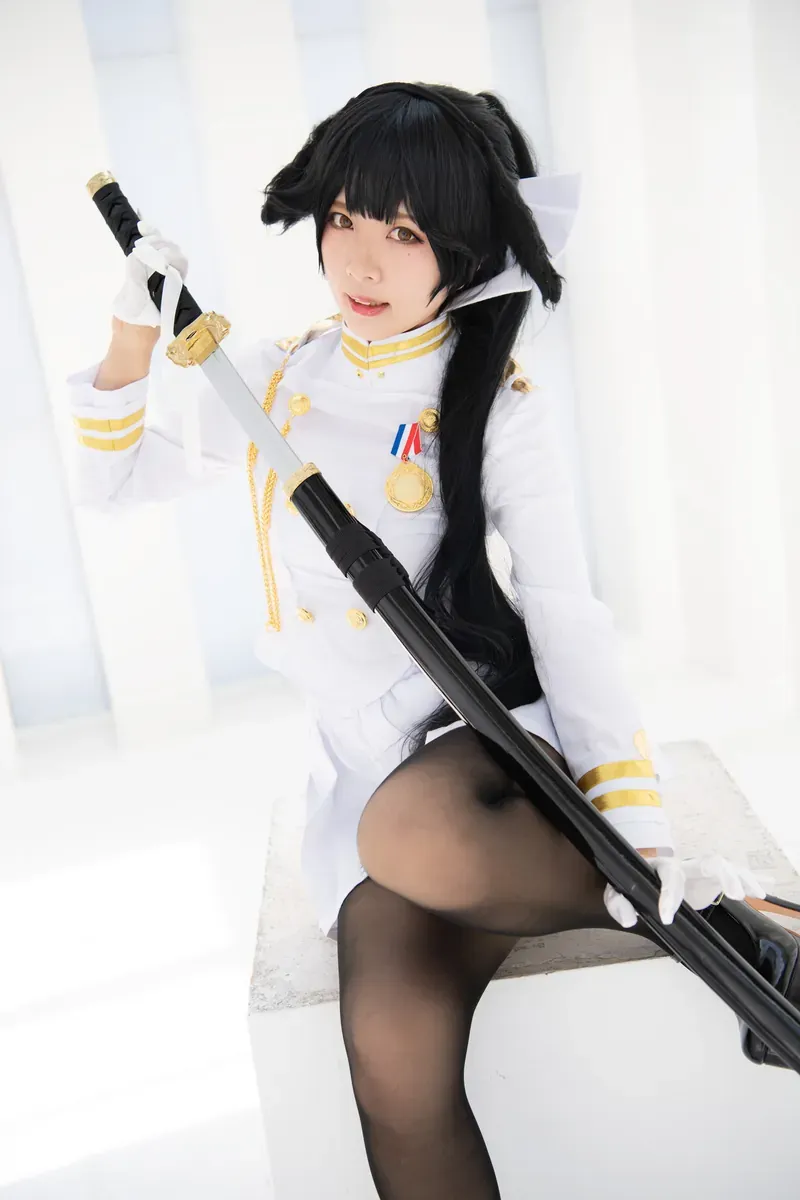 Seele麦麦海外Coser Seele麦麦白色制服Cosplay造型,黑色长发与角色服装细节