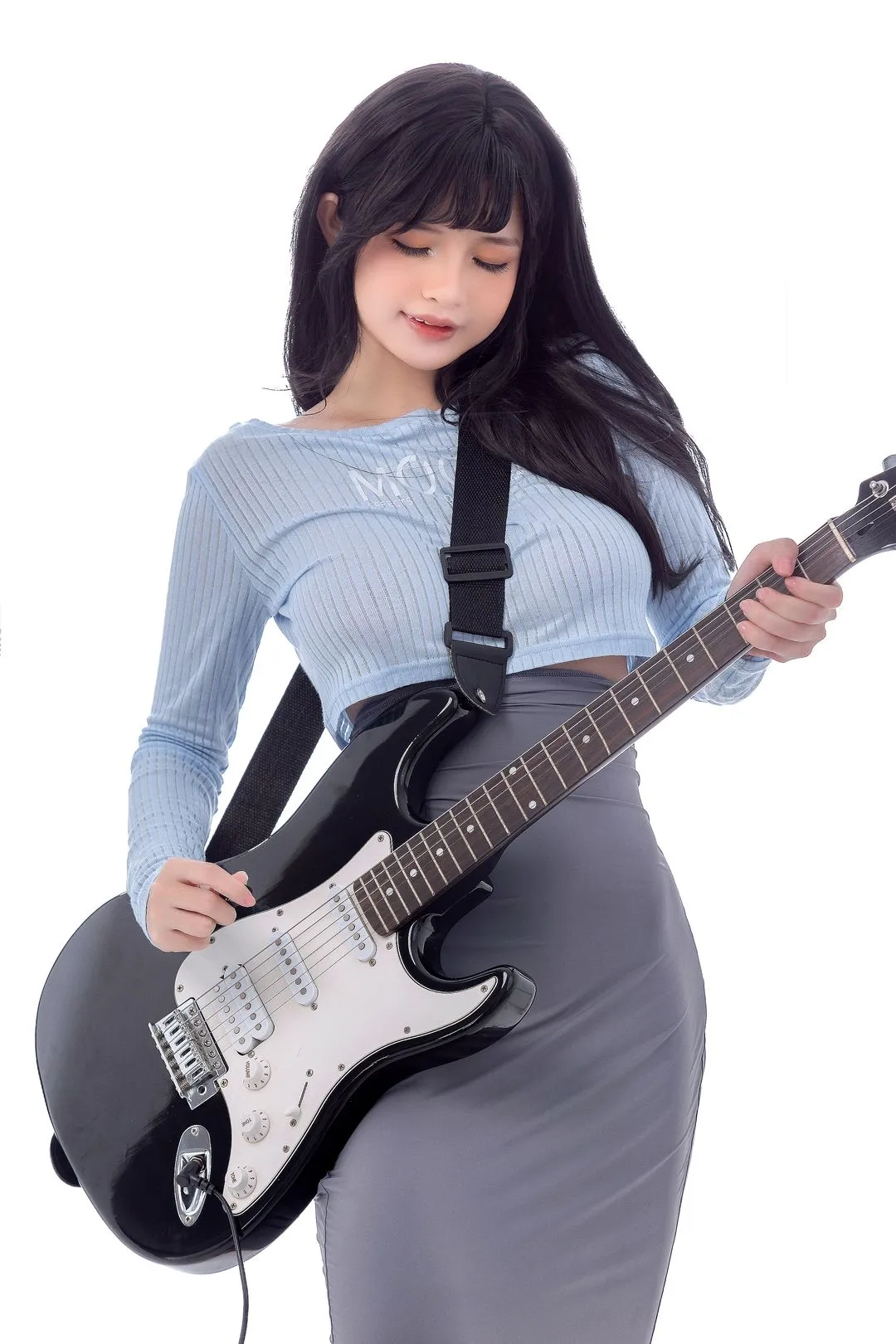Azami_雒雒海外Coser Azami_雒雒黑色电吉他浅色服装造型写真