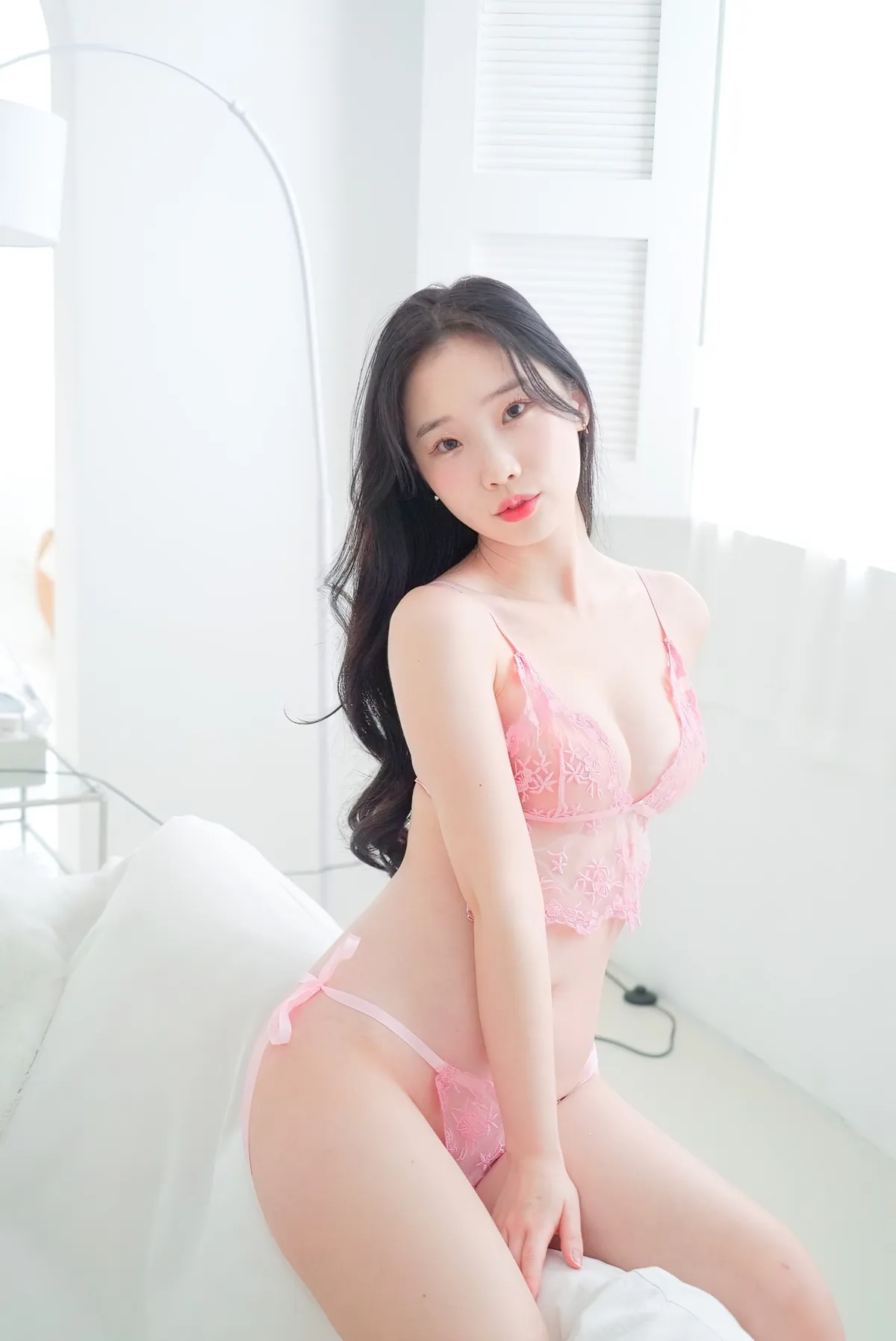 Pureding cosplay 海外名称识别与写真 Pureding 蓝色背景造型照片,黑色服装与舞台光线结合