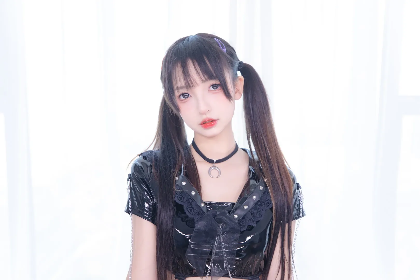 神楽坂真冬海外Coser 神楽坂真冬黑色服装和双马尾发型造型照片