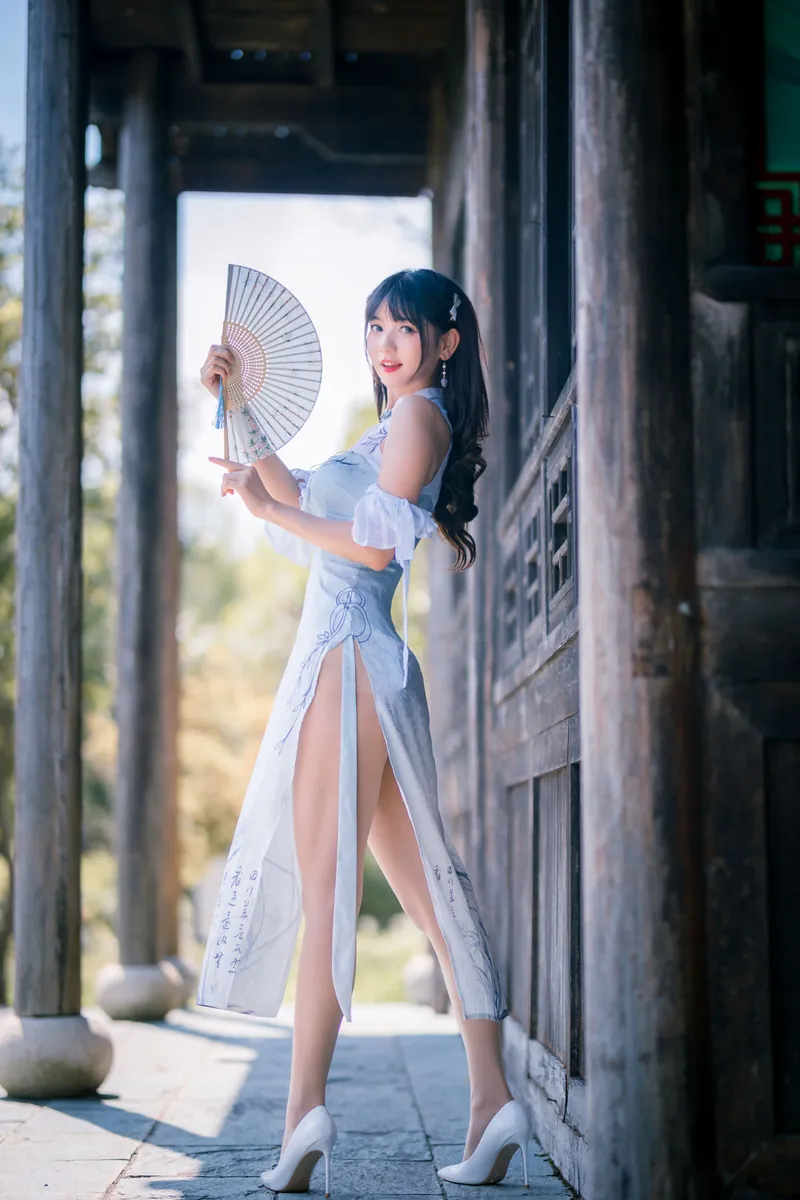 Lavinia肉肉海外Coser Lavinia肉肉白色古风长裙手持折扇造型写真