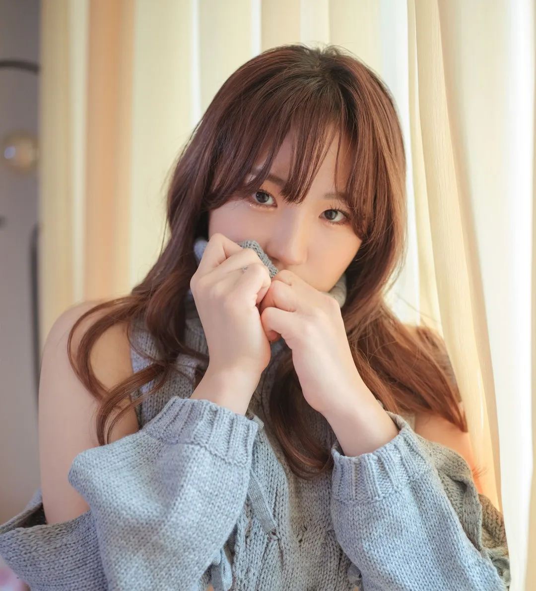 Hendoong(혠둥이)海外Coser Hendoong(혠둥이)灰色针织服装长发造型照片