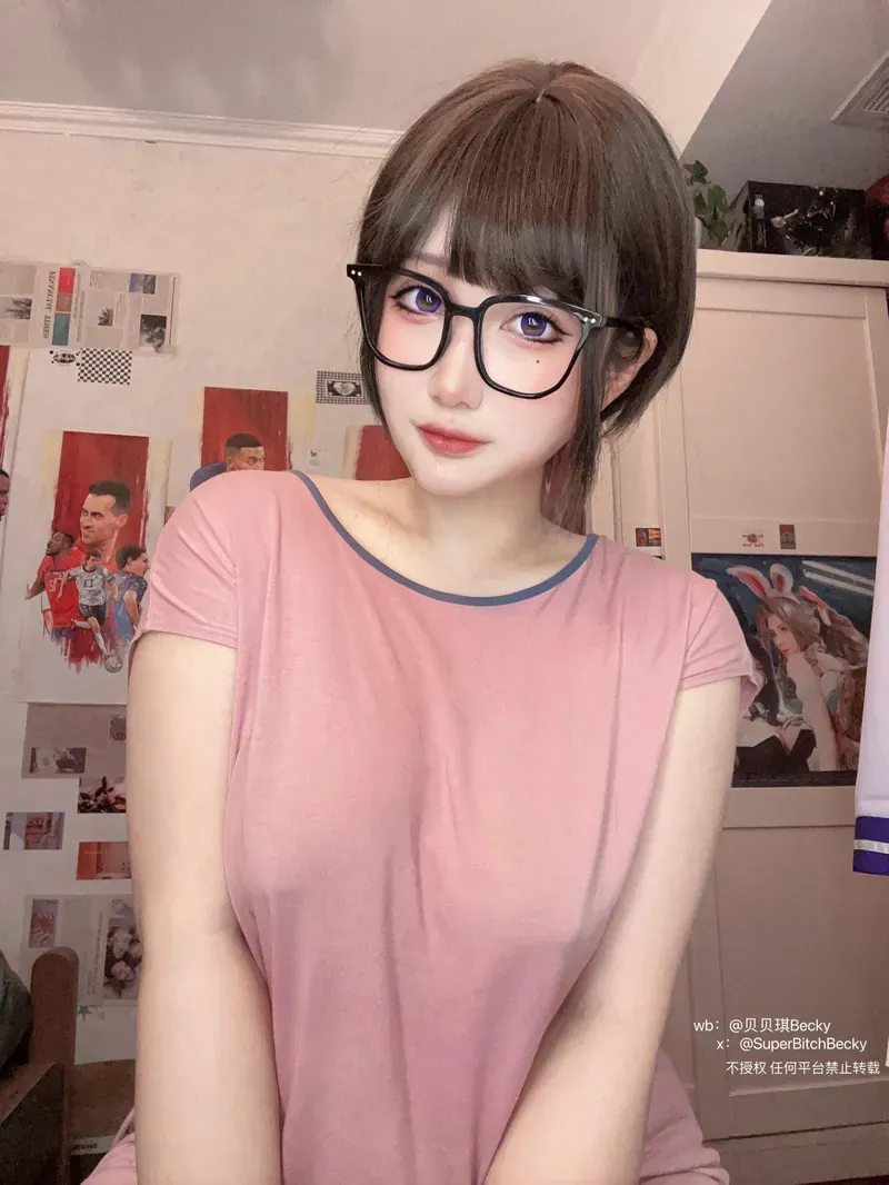 糖果果candy cosplay海外Coser 糖果果candy粉色上衣造型与黑框眼镜近景照片
