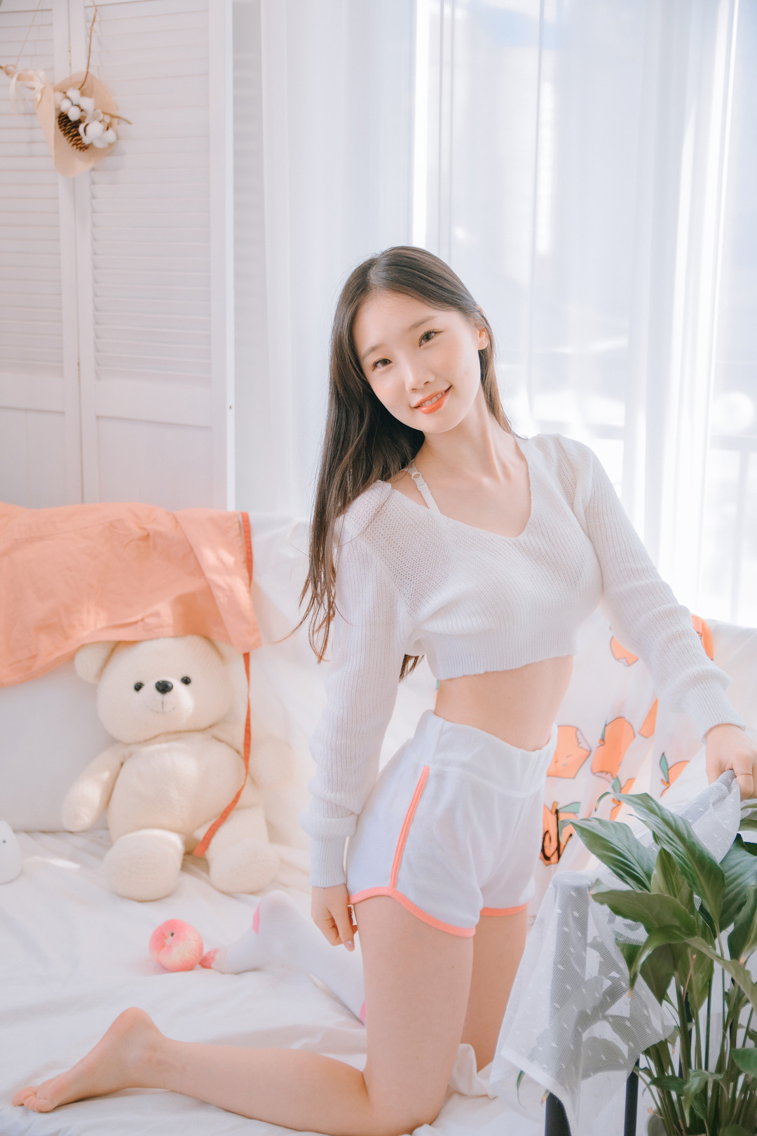 Pureding cosplay 海外名称识别与写真 Pureding 室内照片，粉色服装与卧室背景构成柔和画面