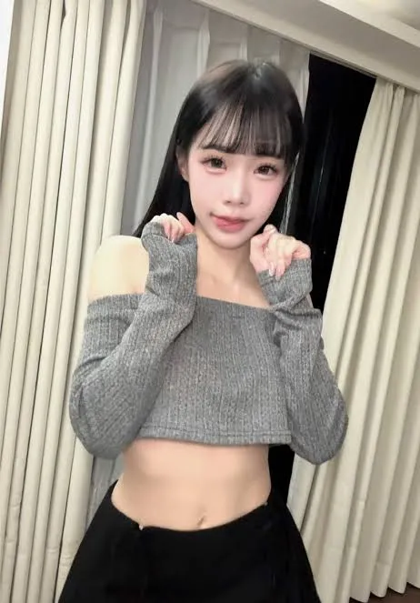 凡妮莎海外Coser 凡妮莎灰色针织上衣室内自拍造型