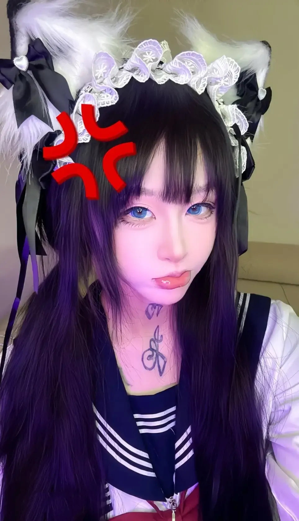 九条南无海外Coser 九条南无黑色长发造型照片,近距离镜头呈现中央位置人物与服装细节