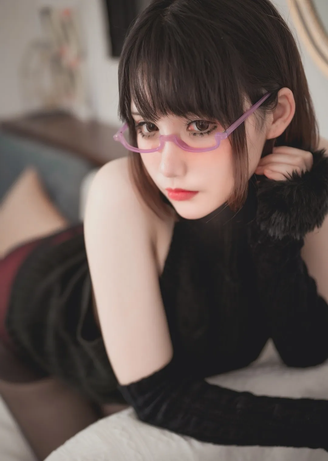 你十七鸽海外名称与作品 你十七鸽 cosplay 你十七鸽黑色服装紫色眼镜造型照片