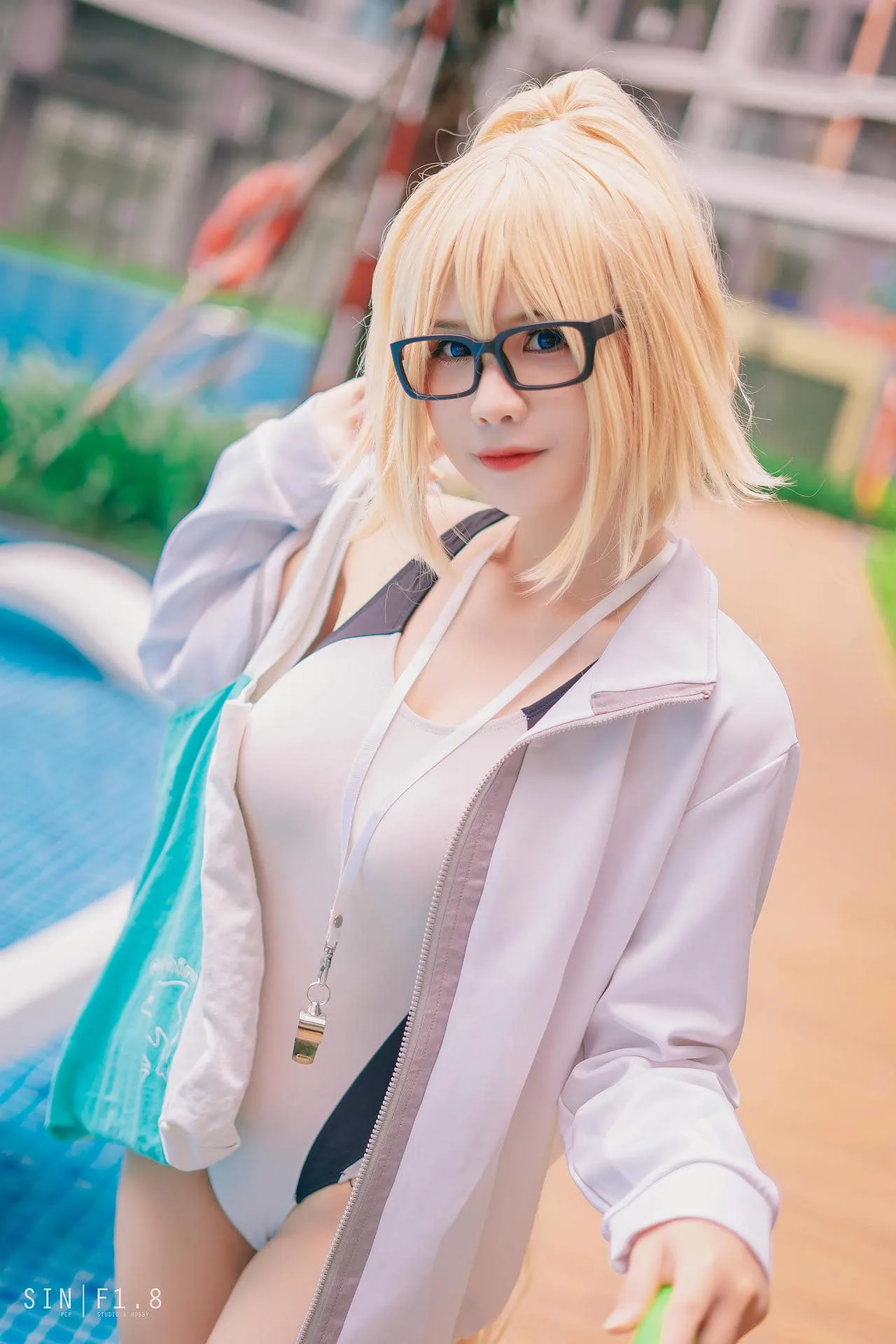 Pyon海外名称与作品 Pyon cosplay Pyon 金色长发浅色服装造型照片