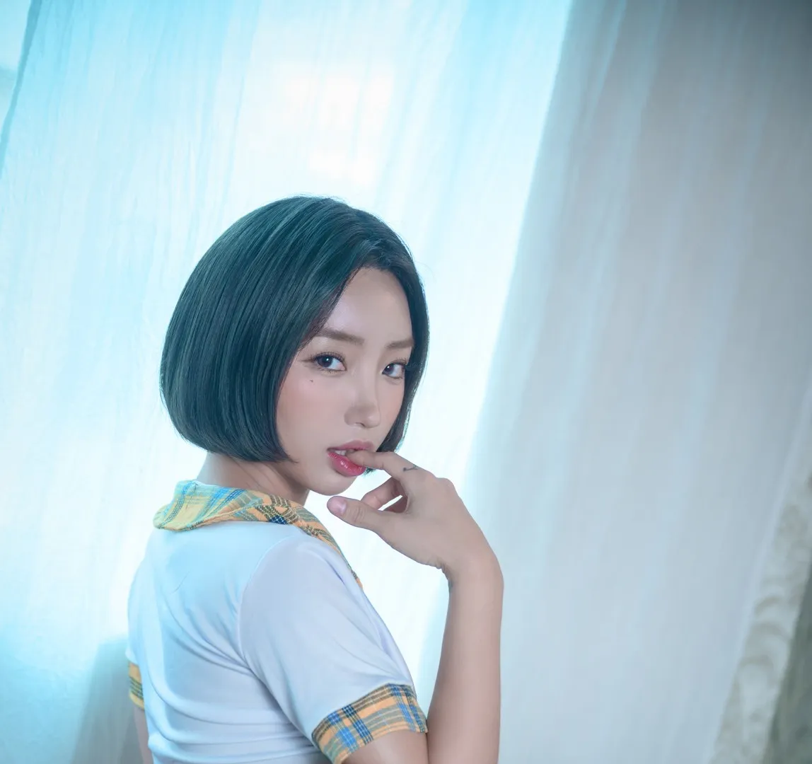 BootyQueen海外Coser BootyQueen短发造型照片，白色服装搭配格纹细节，室内光线下的公开视觉作品