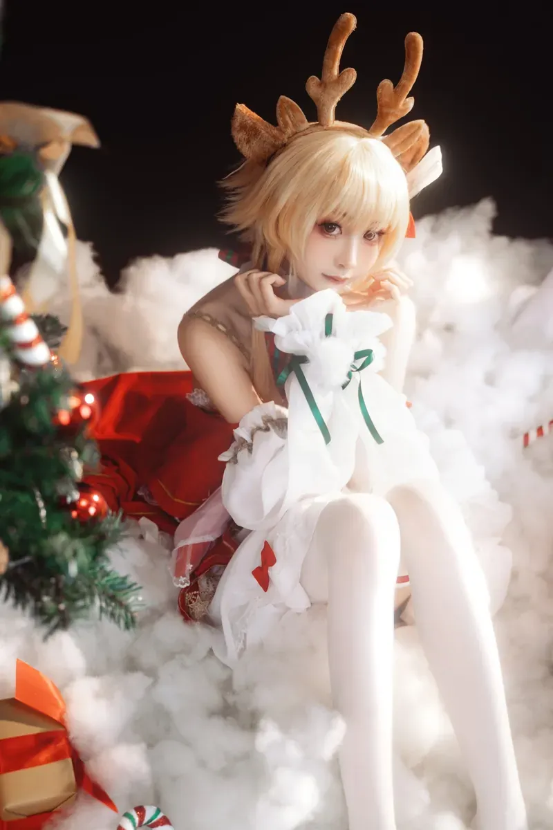 金鱼kinngyo cosplay海外Coser 金鱼kinngyo白色幻想主题cosplay造型，浅色假发与鹿角头饰搭配