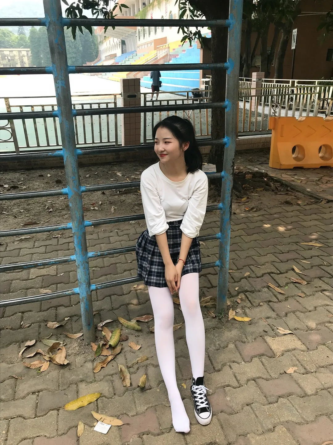 最爱帆布鞋海外名称与作品 最爱帆布鞋 cosplay与写真视觉导读 最爱帆布鞋白色上衣格纹裙休闲造型照片