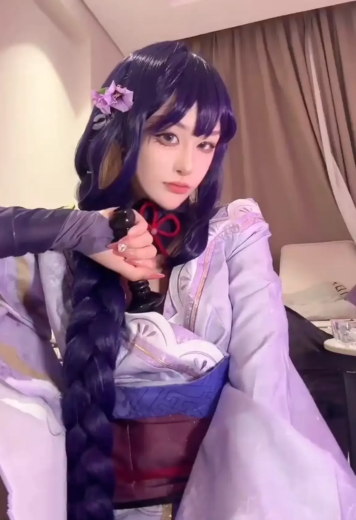 九条南无海外Coser 九条南无紫色系服装造型照片，室内背景和柔和光线呈现整体风格