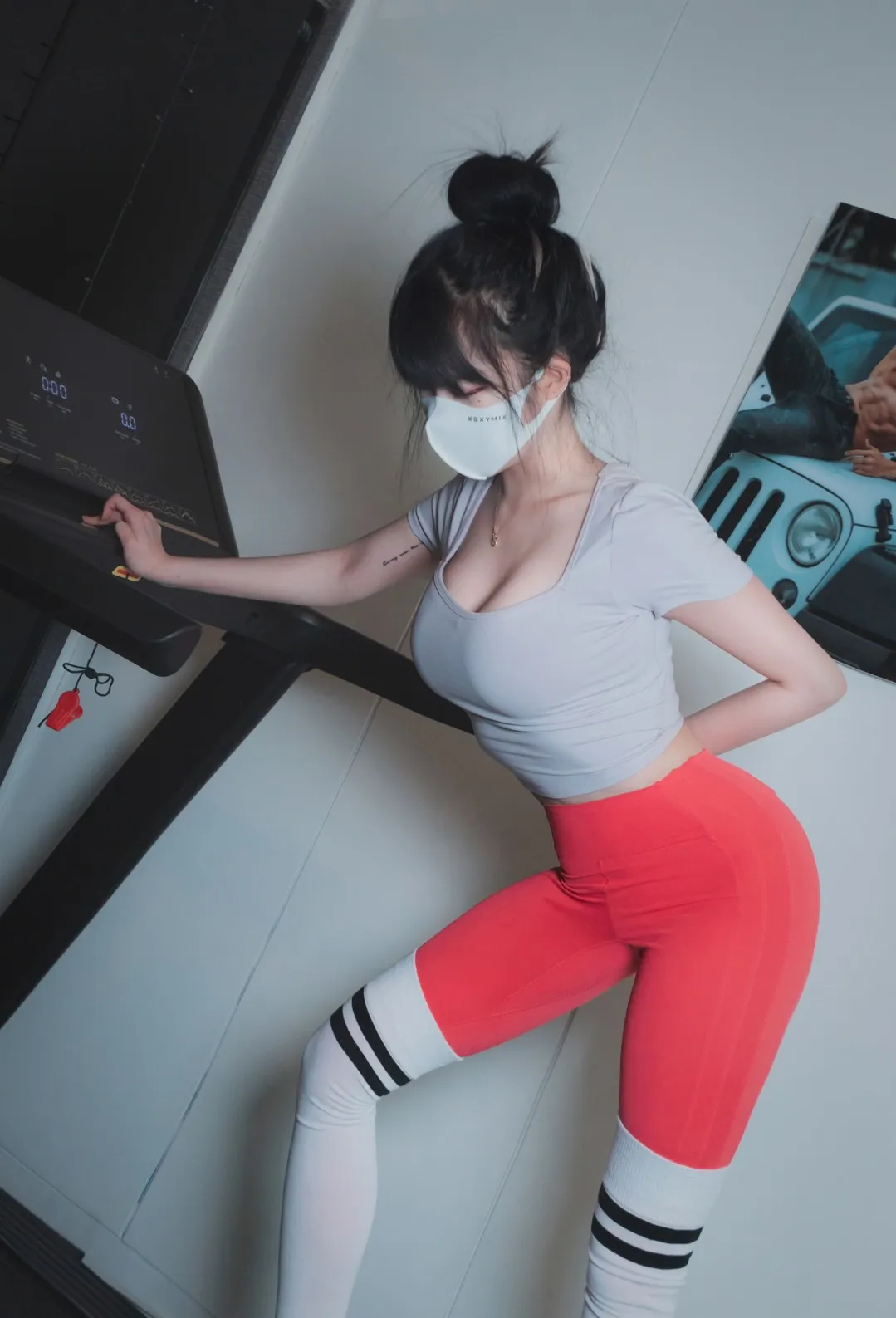 Aram(아람)海外Coser Aram(아람)运动风服装造型，黑色发髻、刘海与浅色上衣搭配红色运动裤的室内画面