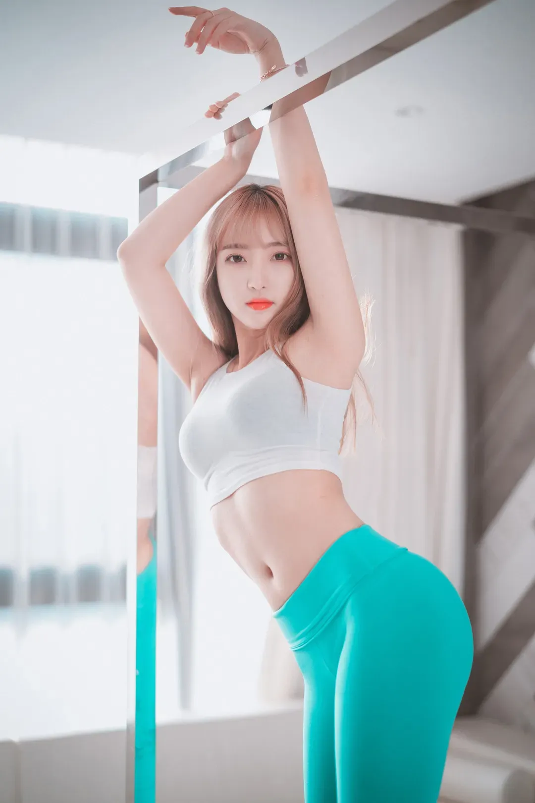 HaNari(하나리) overseas coser HaNari运动风服装造型照片，站姿和镜头角度呈现空间关系