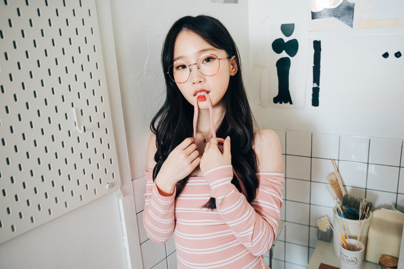 Pureding cosplay 海外名称识别与写真 Pureding 室内造型照片,黑色长发搭配白色上衣和浅色短裤